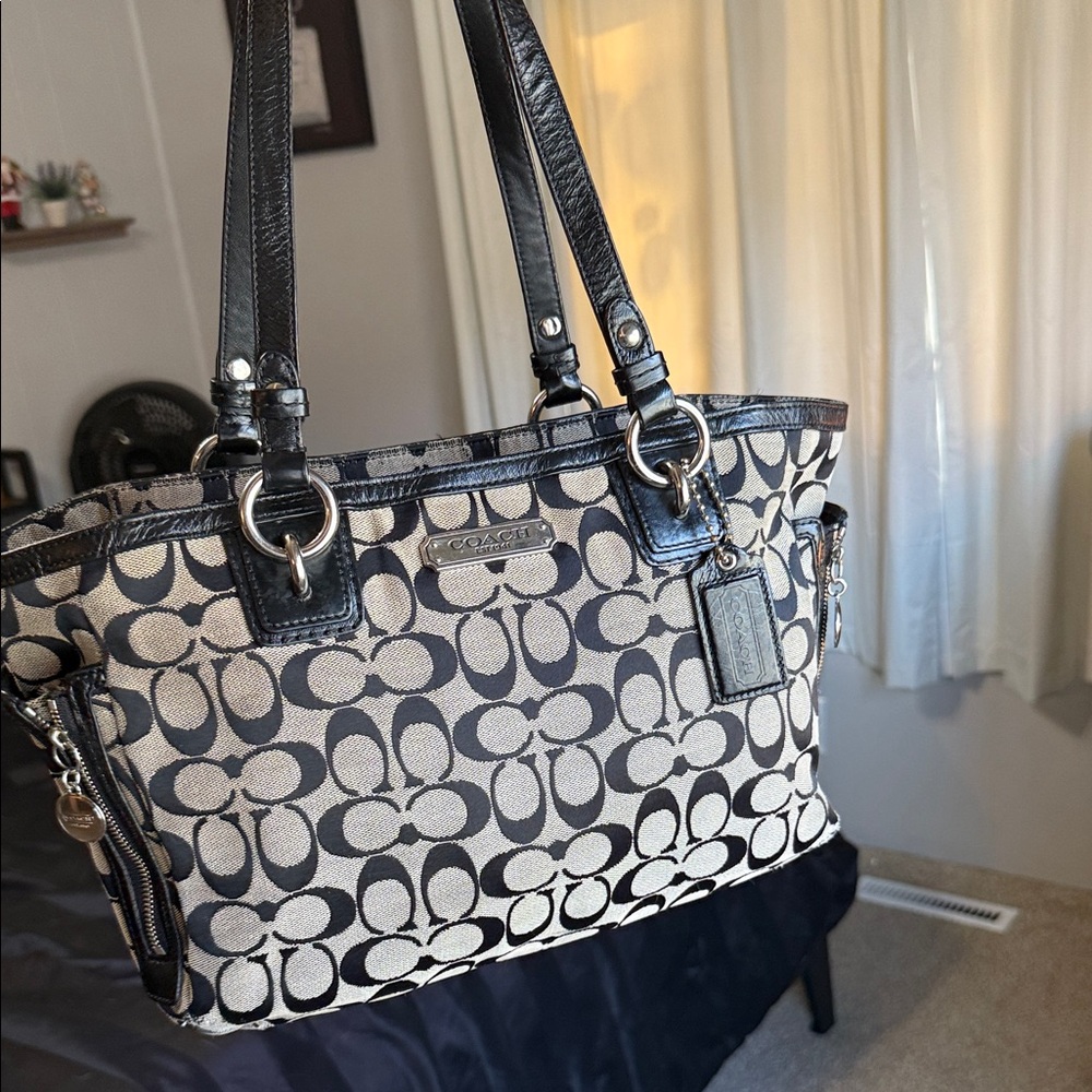 Coach Gallery Signature Zip Tote Black &
Cream/Gray